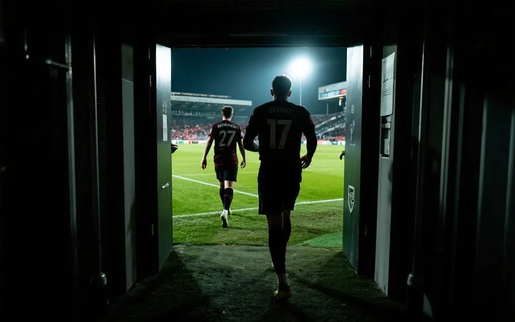 球员走向球场的通道，象征附加赛的最后冲刺